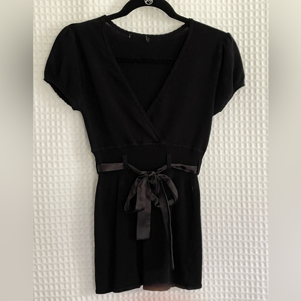 Sele V-Neck Sweater Top with Belt. Tag has been removed. Size Small